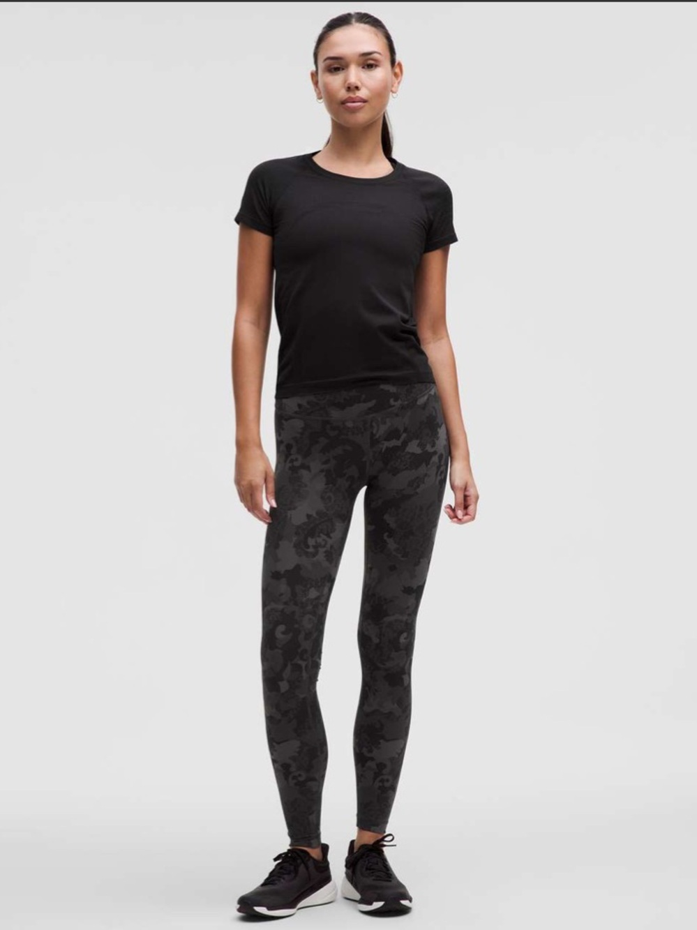 Lululemon •  Wunder Train High-Rise
Tight 28" • Size 10